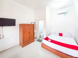 RedDoorz Syariah @ Homestay Bougenville near Taman Alun-Alun Kota Lamongan