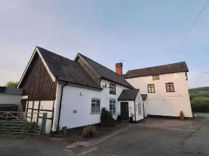 Green Dragon and Kitchen Pod - Sleeps 2 & Parking