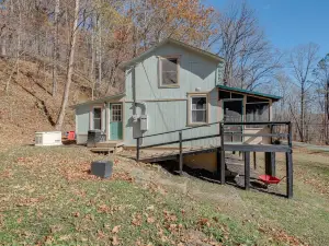 Cozy Eagle Rock Cottage on the Creek w/ Loft!