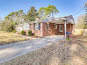 Walk to Chowan University: Dog-friendly Retreat