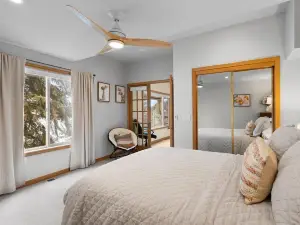 Rockford Bay Retreat: Your Private Waterfront Resort