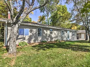 水邊的安納米亞休閑地帶，配有碼頭和火坑！