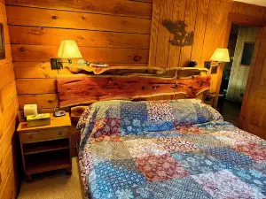 Lakefront Cabin-Giant Covered Porch-Gourmet Kitchen. Boulder Fire Pit! Bliss!!