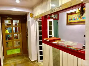 Goroomgo Golden Lodge Varanasi