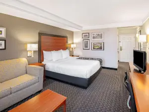 La Quinta Inn & Suites by Wyndham San Antonio Airport