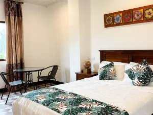 Crown Royale Hotel & Lounge