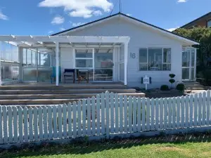 Beach Cottage - A Cosy Beach Cottage Charmer