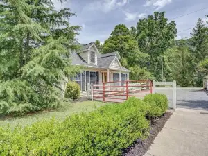 Jackson River Estate Cozy Cottage on the River