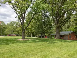 Kishauwau Cabins Dog Friendly [Commanche Cabin] near Starved Rock State Park