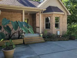 A Cozy, relaxing hideaway! 1/2 a mile from Billie Creek Covered Bridge.