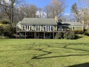 Lakeside luxury: beautiful, relaxing 4 bedroom home