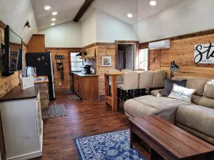 Private Cabin in the woods with Hot Tub in Aggieland 5 minutes -College Station