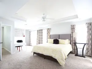 Spacious beauty, fenced. Great for families. Sleeps 11.