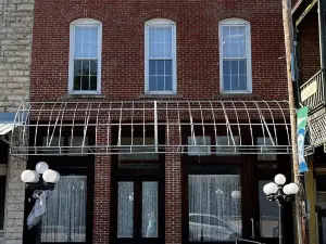 Brickhaven Loft on Historic Main Street - walk to Spring River, State Park, more