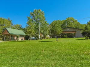Sportsman's Meadow vacation home near Meramec River