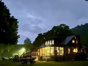 Cabin Retreat Just Off I-77, Wonderful Experience for 2!