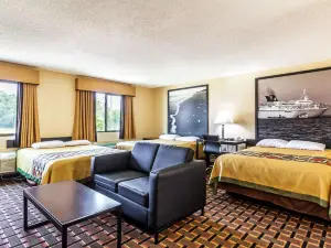 Super 8 by Wyndham League City/Kemah Area