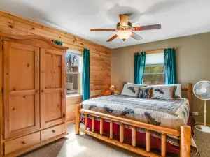 Wilderness retreat near the lake with firepit, grill, large deck - dog friendly