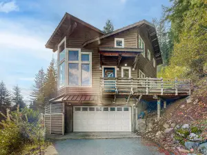 Hillside home with spectacular mountain view, close to Summit East lift