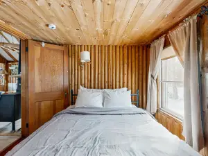 Friendly cabin near tons of outdoor activities & walk to the lake - dog-friendly