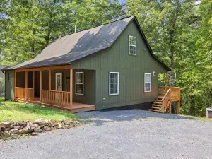 Hot Tub, Fire Pit, Deck and WiFi - Gorgeous Tranquil Cabin