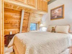 Adorable cabin w/fast WiFi, nearby river access, gas grill, wood stove, firepit