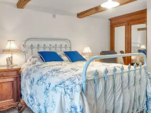 Holiday Home in Viroinval with Garden