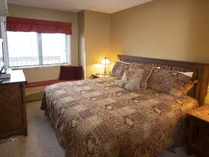 1Br Ski-in, Ski-Out with King Bed- Okemo Mtn Lodge 1 Bedroom Condo by RedAwning