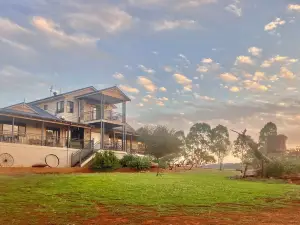 Large House on Acreage+River+BeautifulViews+sleeps14+Hire of optional gypsy vans