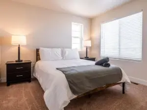 Elegant Spacious 4BR Home Peyton