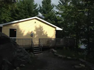 Tall Trees~3 Bedrooms & 1.5 Bathrooms on Pristine Bruce Lake in Muskoka