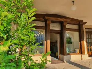 Art Hostel & Apartments