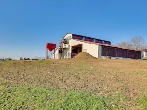 Pet-Friendly Home: on-Site Horse Stables & Trails!