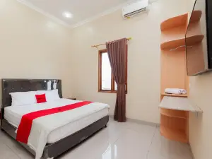RedDoorz Syariah Near Lemahabang Station