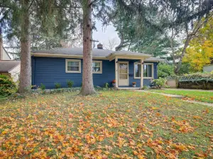 Ann Arbor Home w/ Deck, 2 Mi to Michigan Stadium!