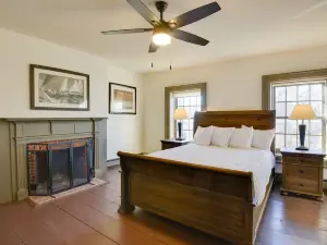 Sackets Harbor Apartment, Walk to Lake Ontario!