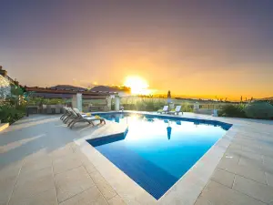 Karyo Villa,- 4Bd, 3Min on Foot from the Beach!