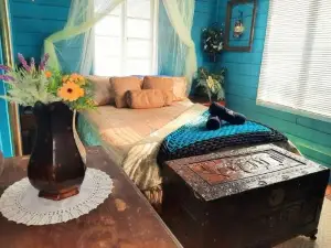 Rosewood Cottage -Entire 2 bedroom home with Netflix & WiFi