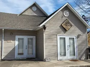 The Hobo Hideaway B: Pet Friendly & Just Off the Neosho Square!