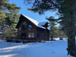 Lake cabin on Holcombe flowage. Loft views, fire pit, and nearby hiking.