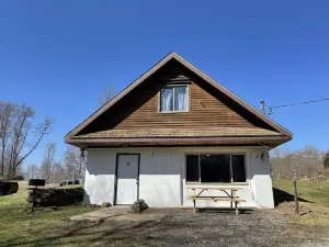 Cozy 2 bedroom cabin on the snowmobile trails