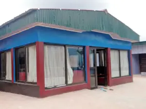 อาพาร์ทเทล & บาร์-ร้านอาหาร แมอลิส