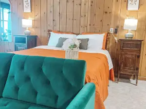 Calm, stylish space. Across the street from the park. Perfect little getaway.