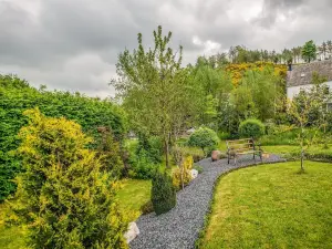 Schöne Villa in Léglise mit Garten und Teich