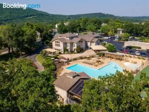 Hadley's Place at Pointe Royale, Pristine 2 Bed 2 Bath Condo