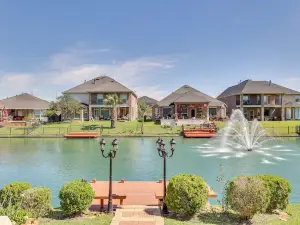Lakefront Texas Abode w/ Pool Table & Private Dock
