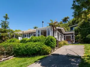 Kiwiana Bach - Lake Tarawera Holiday Home