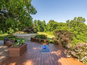 Dream Getaway Cottage w/ Endless Hilltop Views - Seasonal Pool/Hot Tub