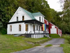 1870 Modern Renovated Farmhouse Post & Beam Barn and Charm - Close to Skiing