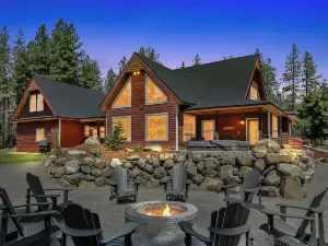 10 Acres \ Sleeps 19! \ XL Hot Tub \ Game Rm \ Theatre \ EV Chgr